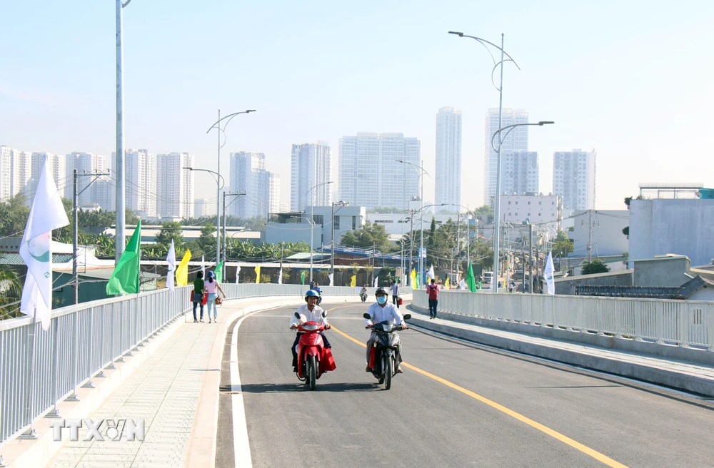 Cầu Phước Lộc có chiều dài 386m, bao gồm 13 nhịp bê tông cốt thép, mặt cắt ngang 10,5m. Dự án có tổng mức đầu tư 405 tỷ đồng. (Ảnh: Tiến Lực/TTXVN)