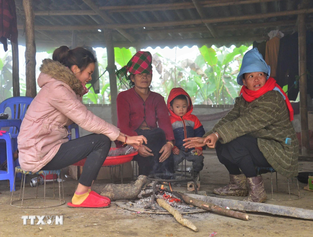 Người dân sinh sống trên khu vực đỉnh đèo Pha Đin,Điện Biên đốt lửa sưởi ấm ngay từ sáng sớm. (Ảnh: Xuân Tiến-TTXVN)