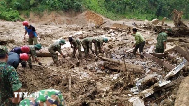 Lực lượng chức năng tìm kiếm người mất tích trong vụ sạt lở kinh hoàng do mưa lũ ở thôn 1, xã Trà Leng, tỉnh Quảng Nam tháng 10/2020. (Ảnh: TTXVN)