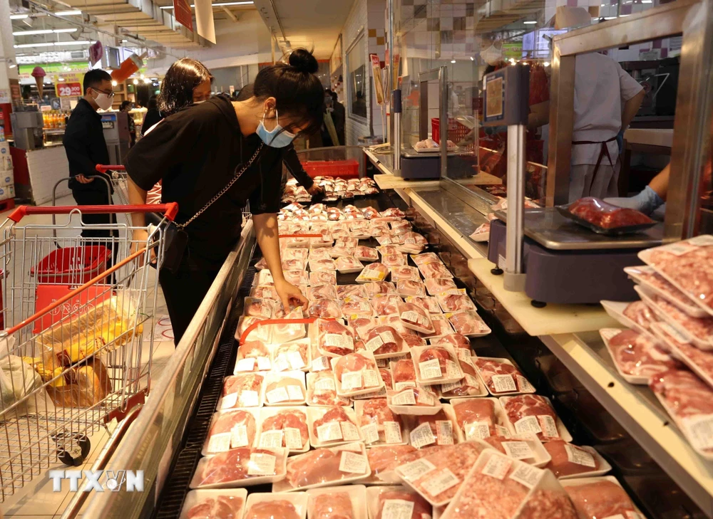 Thịt lợn tươi được xem là mặt hàng nhu yếu phẩm không thể thiếu trong ngày Tết Nguyên Đán của gia đình Việt. (Ảnh: TTXVN)