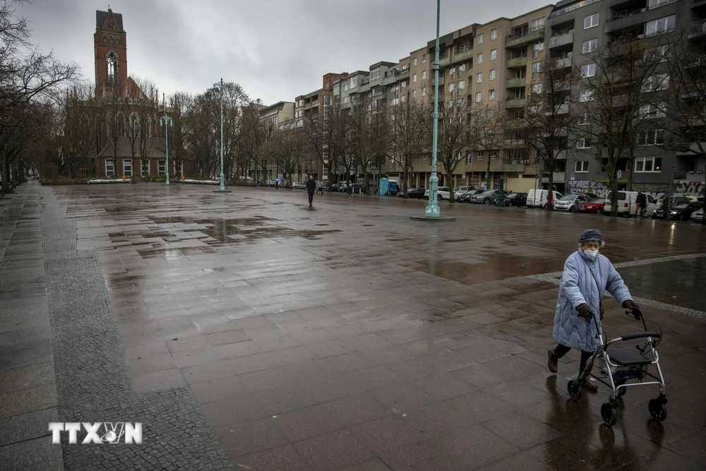 Cảnh vắng vẻ tại quảng trường Winterfeldtplatz ở Berlin, Đức trong bối cảnh các biện pháp hạn chế được áp dụng nhằm ngăn chặn sự lây lan của dịch COVID-19 ngày 12/1/2021. (Ảnh: AFP/TTXVN)