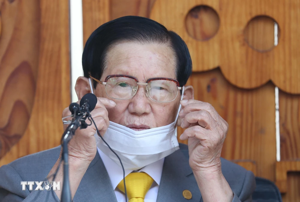 Người sáng lập giáo phái Tân Thiên Địa (Shincheonji) Lee Man-hee tại cuộc họp báo ở Gapyeong, Hàn Quốc, ngày 2/3/2020. (Ảnh: AFP/TTXVN)