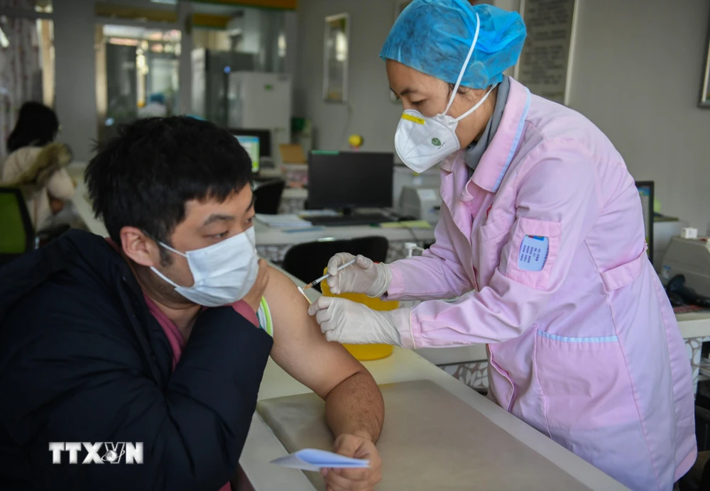 Tiêm chủng vaccine ngừa COVID-19 cho người dân tại tỉnh Liêu Ninh, Trung Quốc, ngày 13/1/2021. (Ảnh: THX/TTXVN)