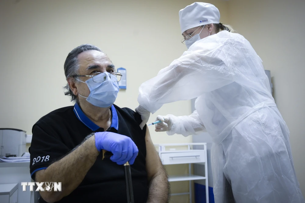 Một nhân viên y tế được tiêm vắcxin Sputnik V ngừa COVID-19 tại Moskva, Nga ngày 30/12/2020. (Ảnh: AFP/TTXVN)