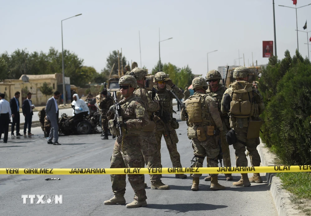 Binh sỹ Mỹ và Afghanistan điều tra tại hiện trường một vụ đánh bom xe ở Kabul, Afghanistan, ngày 24/9/2017. (Ảnh: AFP/TTXVN)