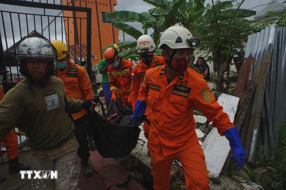 Nhân viên cứu hộ chuyển thi thể nạn nhân thiệt mạng trong trận động đất ở Mamuju, Tây Sulawesi, Indonesia, ngày 15/1/2021. Ảnh: THX/TTXVN