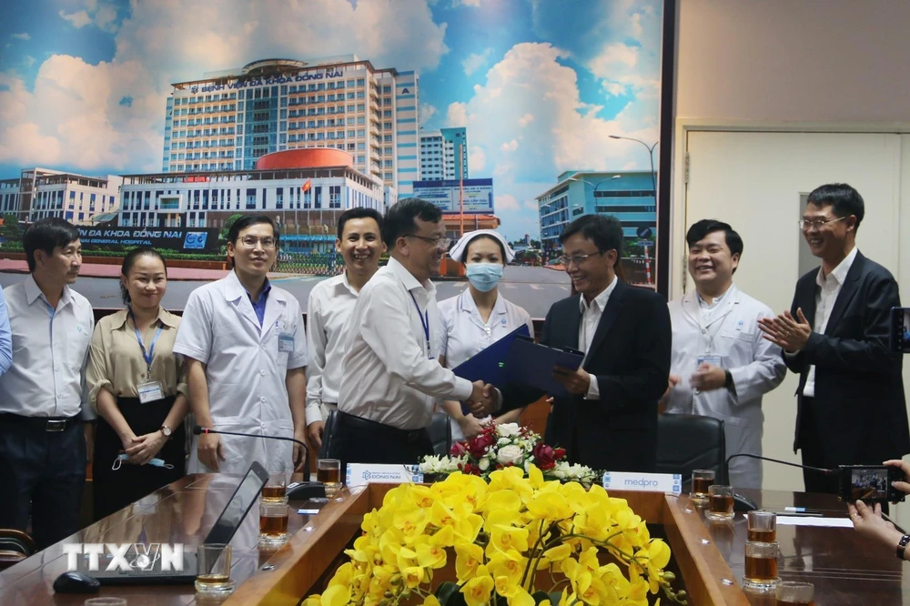 Lễ ký kết hợp tác triển khai đăng ký khám bệnh trực tuyến tại Bệnh viện đa khoa Đồng Nai. (Ảnh: Lê Xuân/TTXVN)