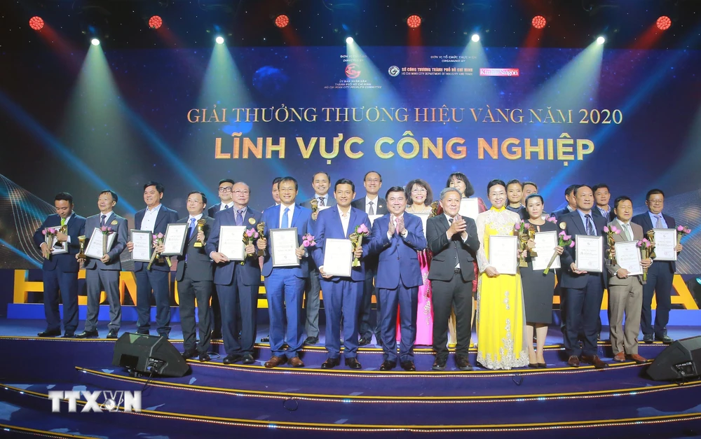 Đại diện các doanh nghiệp nhận Giải thưởng Thương hiệu vàng Tp. Hồ Chí Minh trong lĩnh vực công nghiệp. (Ảnh: Mỹ Phương/TTXVN)