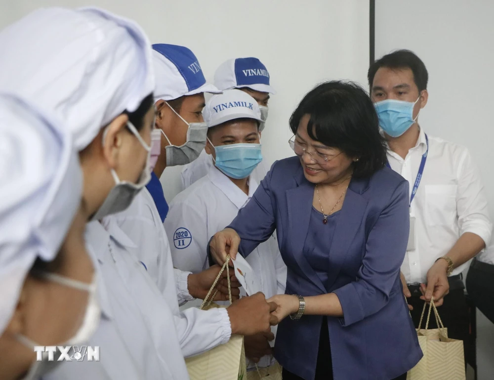 Phó Chủ tịch nước Đặng Thị Ngọc Thịnh thăm và tặng quà công nhân, người lao động tại nhà máy sữa Công ty Cổ phần Sữa Việt Nam Vinamilk. (Ảnh: Huyền Trang TTXVN)