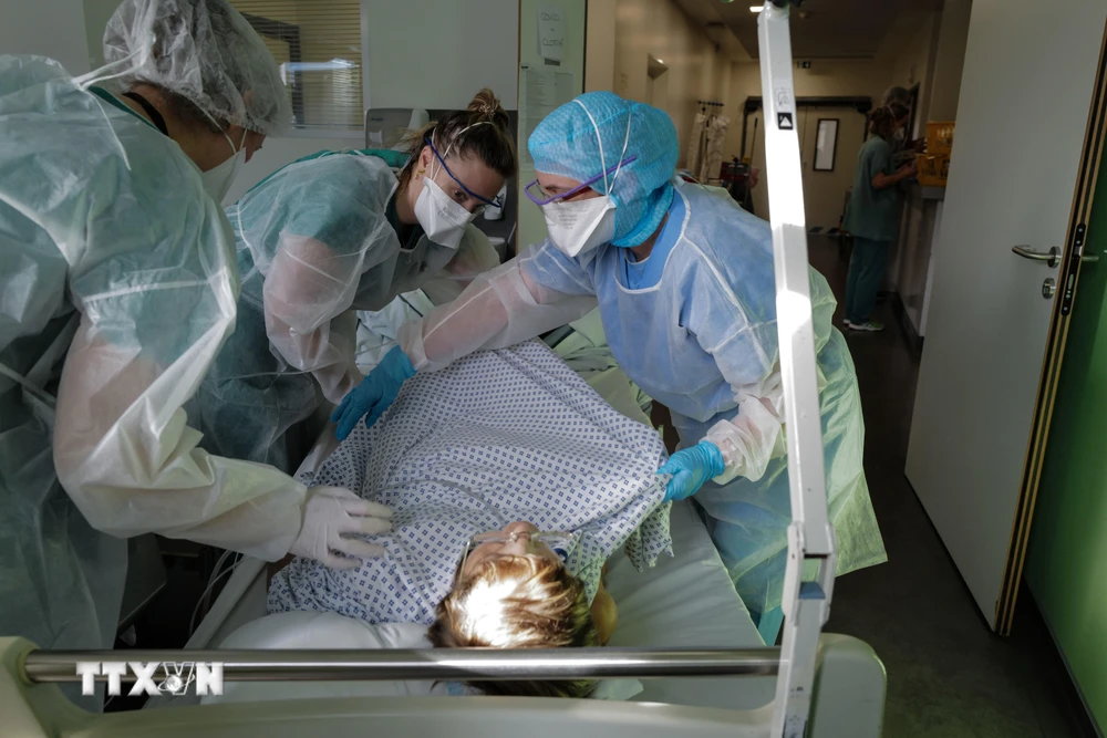Nhân viên y tế điều trị cho bệnh nhân mắc COVID-19 tại một bệnh viện ở Colmar, Pháp ngày 22/1/2021. (Ảnh: AFP/TTXVN)