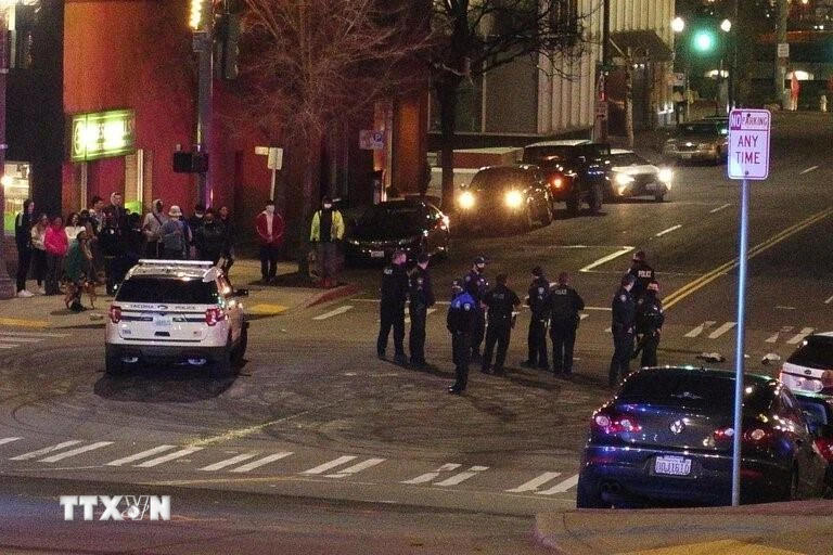 Cảnh sát Mỹ làm nhiệm vụ trên một đường phố ở Washington, DC. (Ảnh: AP/TTXVN)