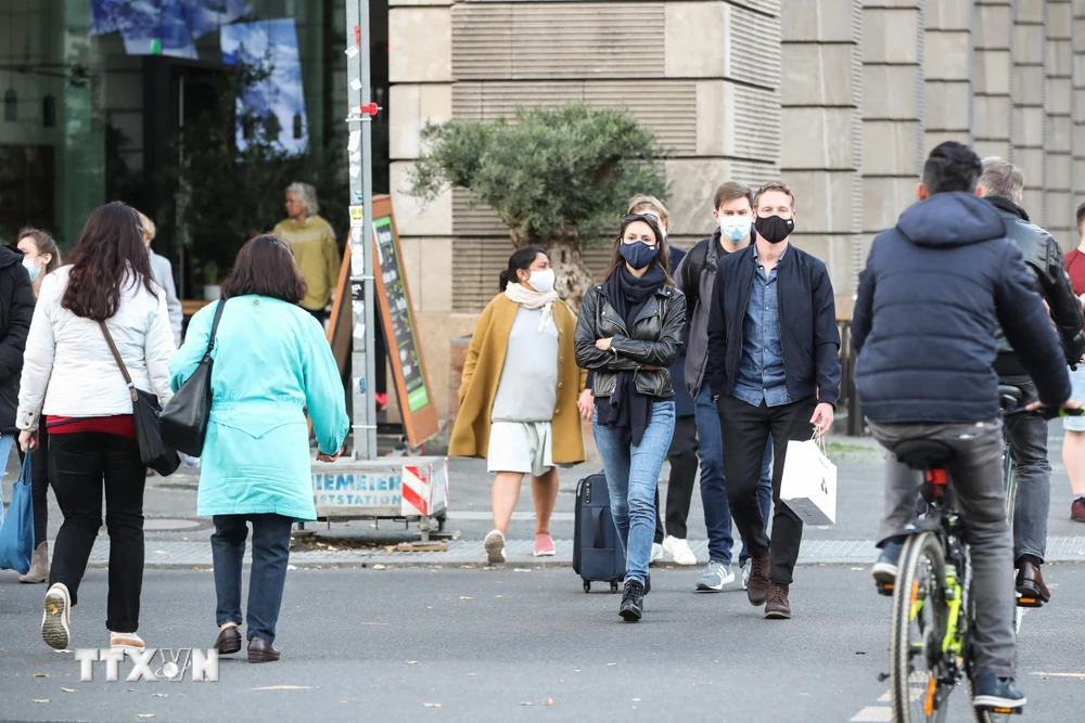 Người dân đeo khẩu trang phòng lây nhiễm COVID-19 tại Berlin, Đức. (Ảnh: THX/ TTXVN)