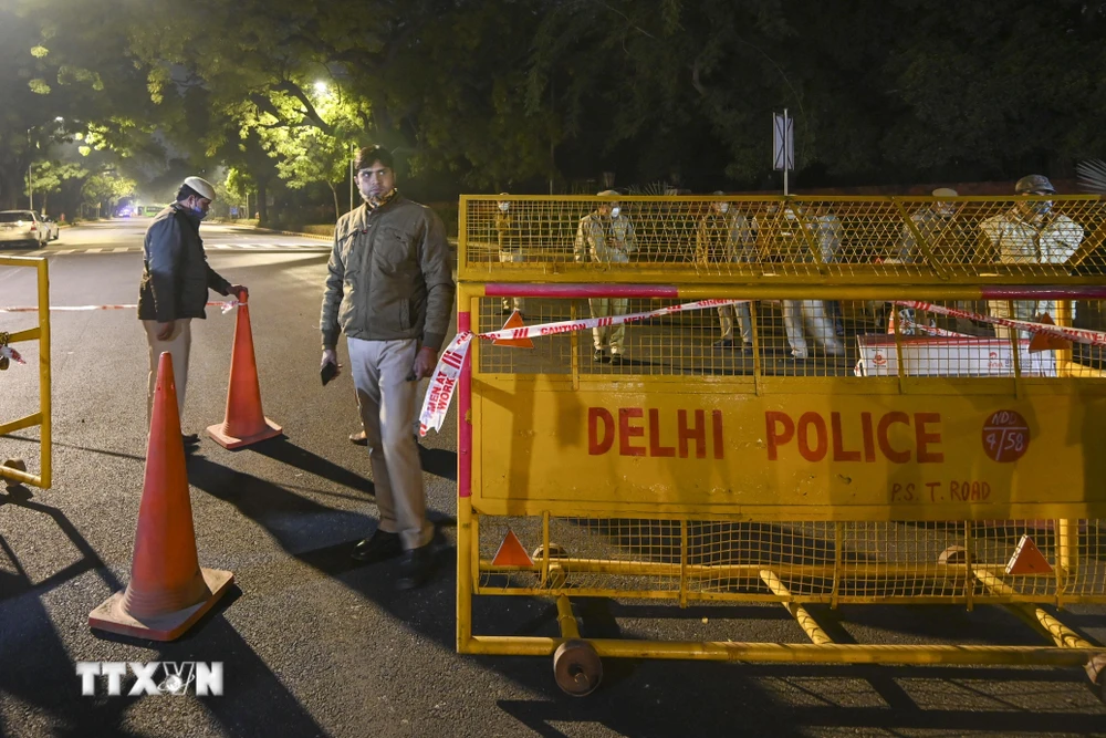 Cảnh sát phong tỏa một tuyến phố gần Đại sứ quán Israel ở thủ đô New Delhi, Ấn Độ sau vụ nổ ngày 29/1/2021. (Ảnh: AFP/TTXVN)