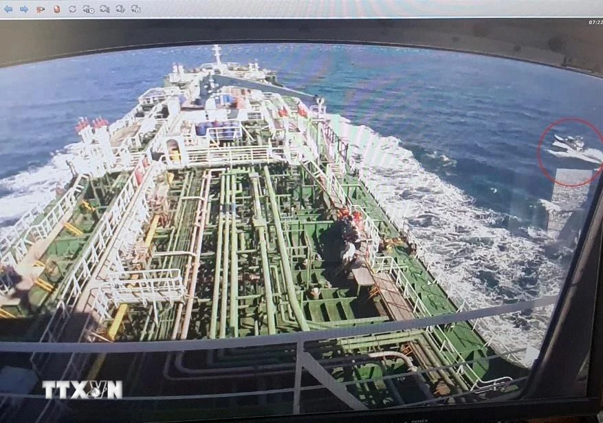 Tàu chở dầu MT Hankuk Chemi (khoanh đỏ bên phải) của Hàn Quốc bị tạm giữ tại cảng của Iran, sau khi bị bắt giữ ở vùng Vịnh, ngày 4/1/2021. (Ảnh: Yonhap/TTXVN)