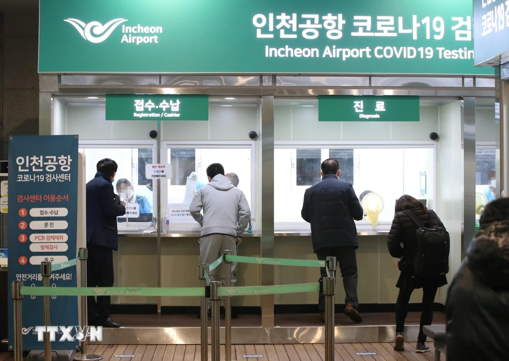 Người dân chờ lấy mẫu xét nghiệm COVID-19 tại Seoul, Hàn Quốc ngày 26/1/2021. (Ảnh: Yonhap/TTXVN)