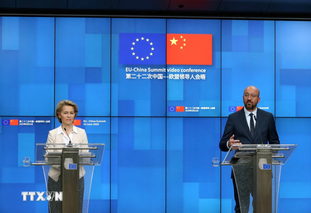Chủ tịch Hội đồng châu Âu Charles Michel (phải) và Chủ tịch Ủy ban châu Âu Ursula von der Leyen (trái) tại cuộc họp báo sau hội nghị trực tuyến Trung Quốc- EU ở Brussels, Bỉ, ngày 22/6/2020. (Ảnh: AFP/TTXVN)
