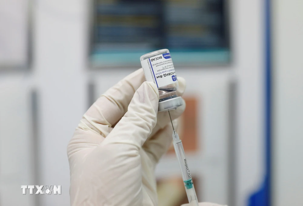 Nhân viên y tế chuẩn bị tiêm vắcxin Sputnik V phòng COVID-19 cho người dân tại Nur-Sultan, Kazakhstan, ngày 1/2/2021. (Ảnh: THX/TTXVN)