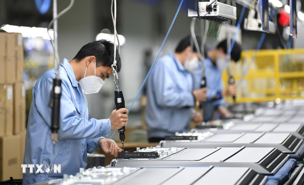 Công nhân sản xuất tại một phân xưởng của Skyworth ở Quảng Châu, thủ phủ tỉnh Quảng Đông, Trung Quốc ngày 10/2/2020. (Ảnh: THX/TTXVN)