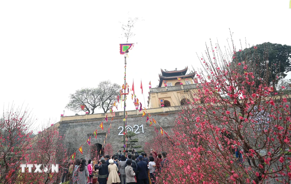 Dựng cây nêu ngày Tết tại Hoàng thành Thăng Long, Hà Nội. (Ảnh: Thanh Tùng/TTXVN)