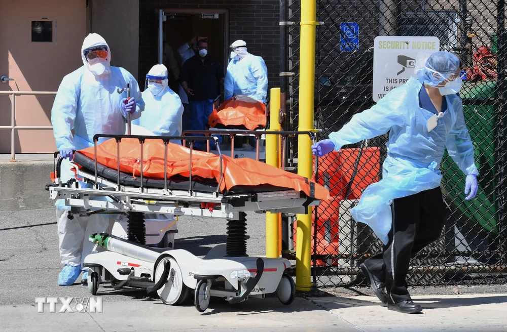 Nhân viên y tế chuyển bệnh nhân nhiễm COVID-19 tại Brooklyn, New York. (Ảnh: AFP/TTXVN)