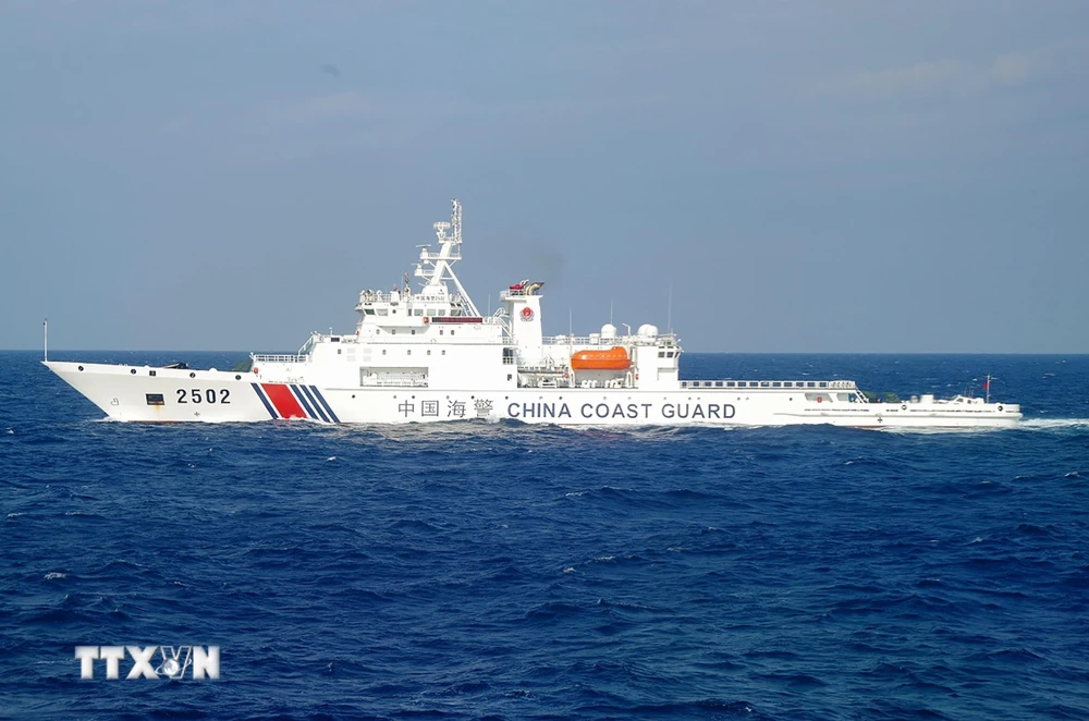 Tàu tuần dương Trung Quốc tại vùng biển gần quần đảo tranh chấp Điếu Ngư (Nhật Bản gọi là Senkaku) trên biển Hoa Đông. (Ảnh: AFP/TTXVN)
