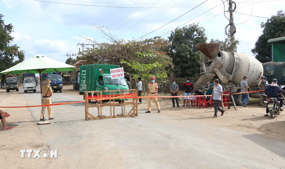 Các chốt chặn kiểm soát chặt chẽ người và phương tiện tại các điểm có trường hợp dương tính với SARS-CoV-2 tại Gia Lai. (Ảnh: Quang Thái/TTXVN)