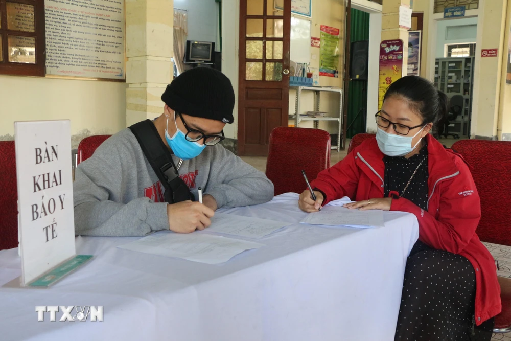 Người lao động đi làm ăn xa trở về tích cực khai báo y tế tại Trạm Y tế phường Bến Thủy, thành phố Vinh. (Ảnh: Bích Huệ/TTXVN)