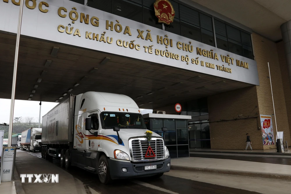 Các xe container chở hàng nông sản chờ làm thủ tục xuất khẩu sang Trung Quốc tại Cửa khẩu quốc tế đường bộ số II Kim Thành. (Ảnh: Quốc Khánh/TTXVN)