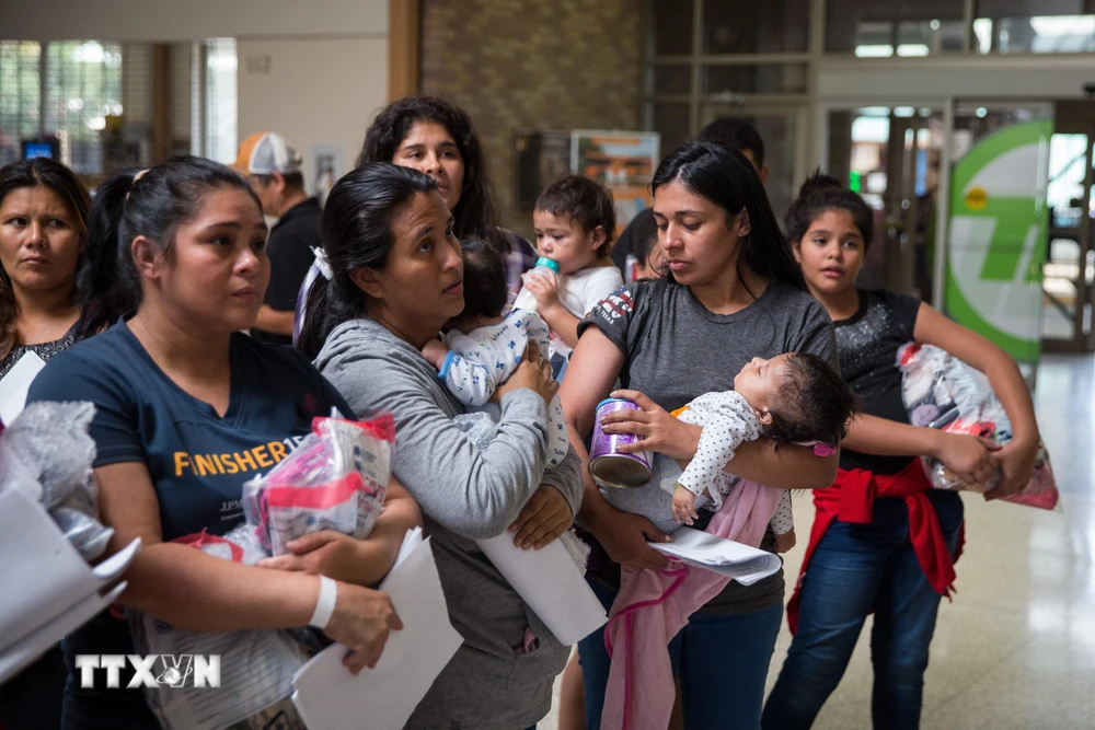 Người nhập cư tại McAllen, bang Texas, Mỹ. (Ảnh: AFP/TTXVN)