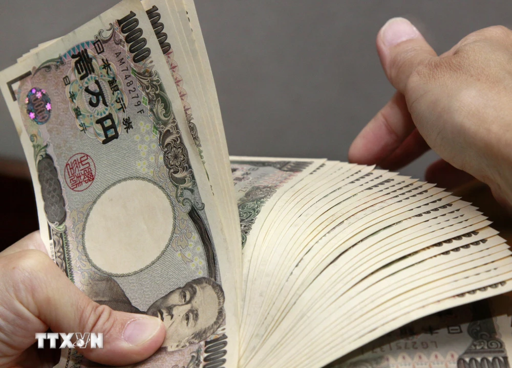 Kiểm đồng 10.000 yen tại một ngân hàng ở Tokyo, Nhật Bản. (Ảnh: AFP/TTXVN)