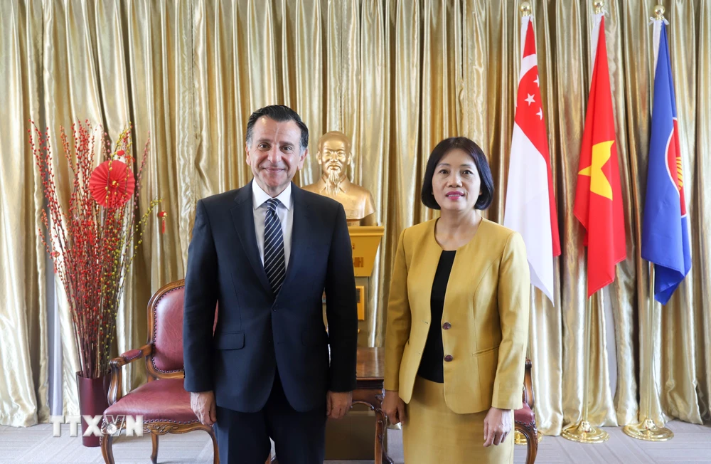 Đại sứ Tào Thị Thanh Hương và Đại sứ Mahmoud Hmoud. (Ảnh: Lê Dương/TTXVN)