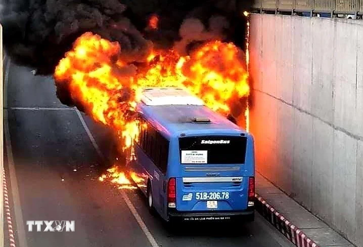 Chiếc xe buýt bốc cháy dữ dội. (Ảnh: TTXVN phát)