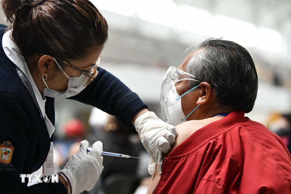 Nhân viên y tế tiêm vắcxin phòng COVID-19 cho người dân tại Ecatepec, Mexico, ngày 22/2/2021. (Ảnh: THX/TTXVN)