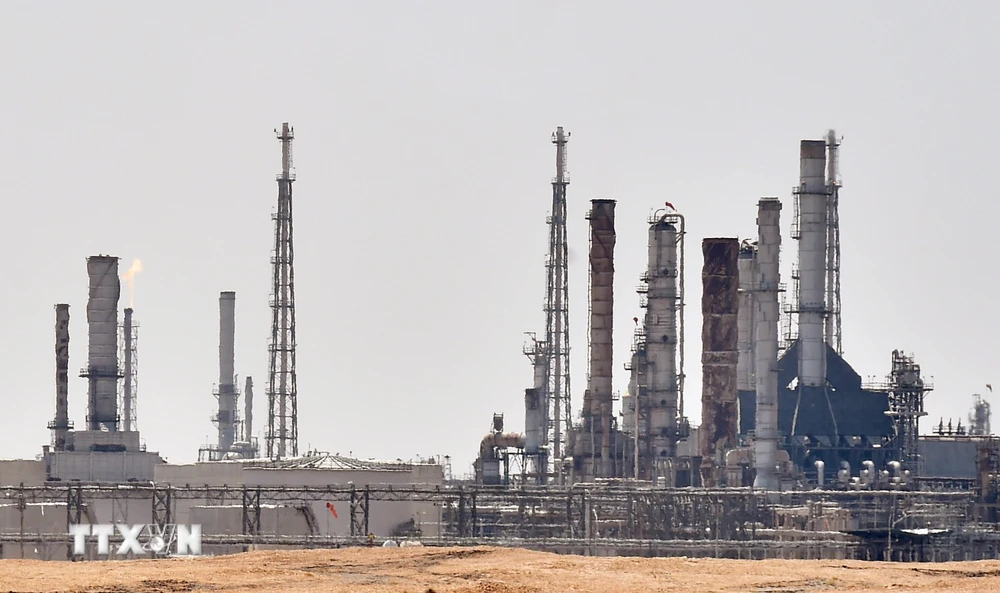 Nhà máy lọc dầu Aramco ở gần al-Khurj, phía nam thủ đô Riyadh, Arab Saudi. (Ảnh: AFP/TTXVN)