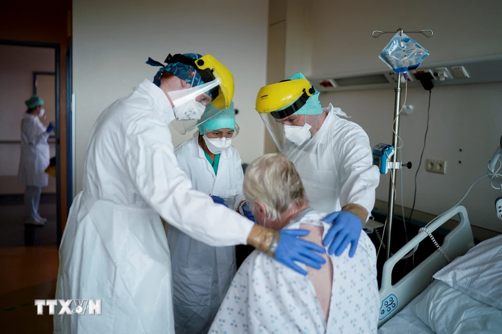Nhân viên y tế chăm sóc bệnh nhân COVID-19 tại bệnh viện ở Brussels, Bỉ. (Ảnh: AFP/TTXVN)