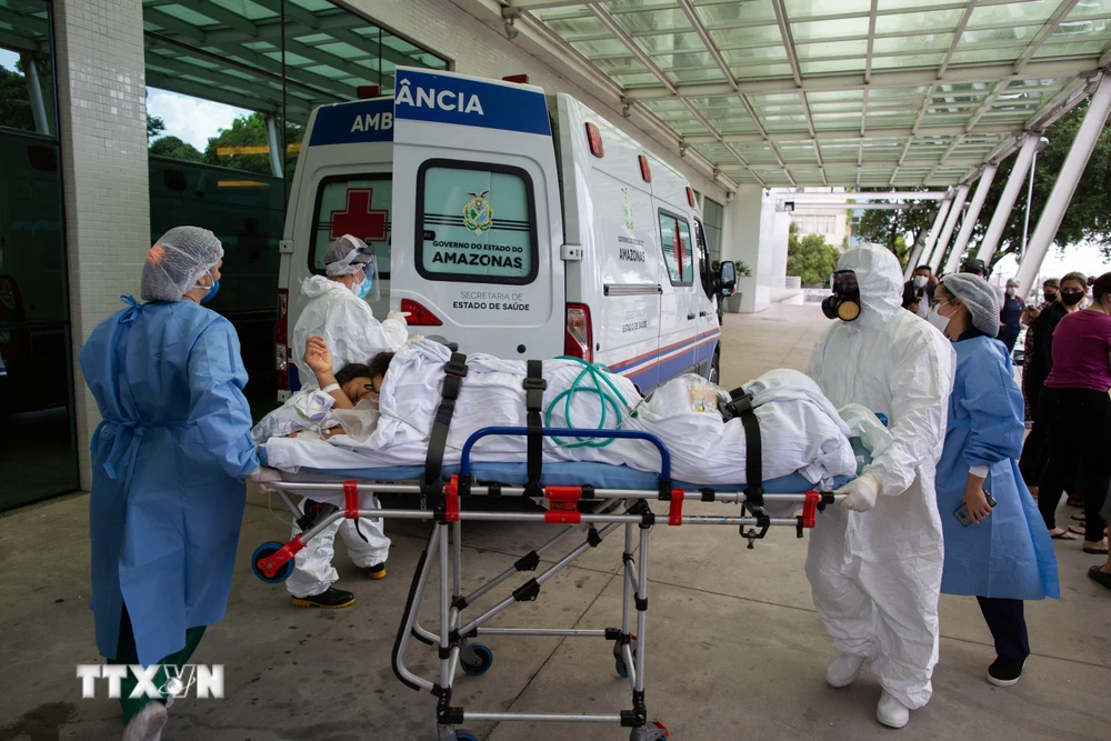 Nhân viên y tế chuyển bệnh nhân COVID-19 tới bệnh viện tại Manaus, bang Amazon, Brazil ngày 14/1/2021. (Ảnh: AFP/TTXVN)