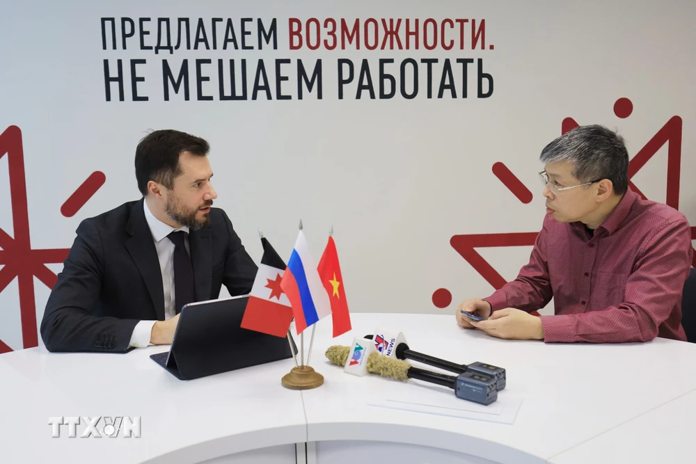 Nhà báo Bùi Duy Trinh, Trưởng Cơ quan thường trú Moskva phỏng vấn Phó Thủ tướng thứ nhất Chính phủ Cộng hòa Udmurtia Konstantin Suntsov. (Ảnh: Trần Hiếu/TTXVN)