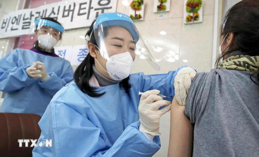Tiêm chủng vắcxin phòng COVID-19 tại Gwangju, Hàn Quốc, ngày 26/2/2021. (Ảnh: THX/TTXVN)