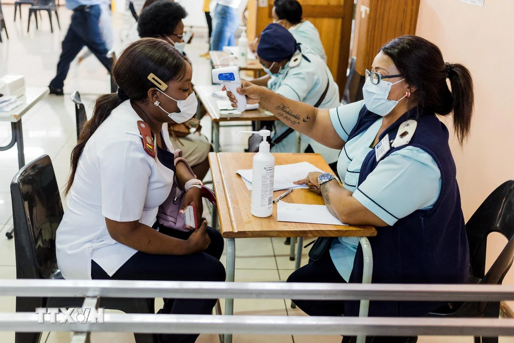 Nhân viên y tế kiểm tra thân nhiệt trước khi tiêm vaccine phòng dịch COVID-19 tại Umlazi, Nam Phi ngày 18/2/2021. (Ảnh: AFP/TTXVN)