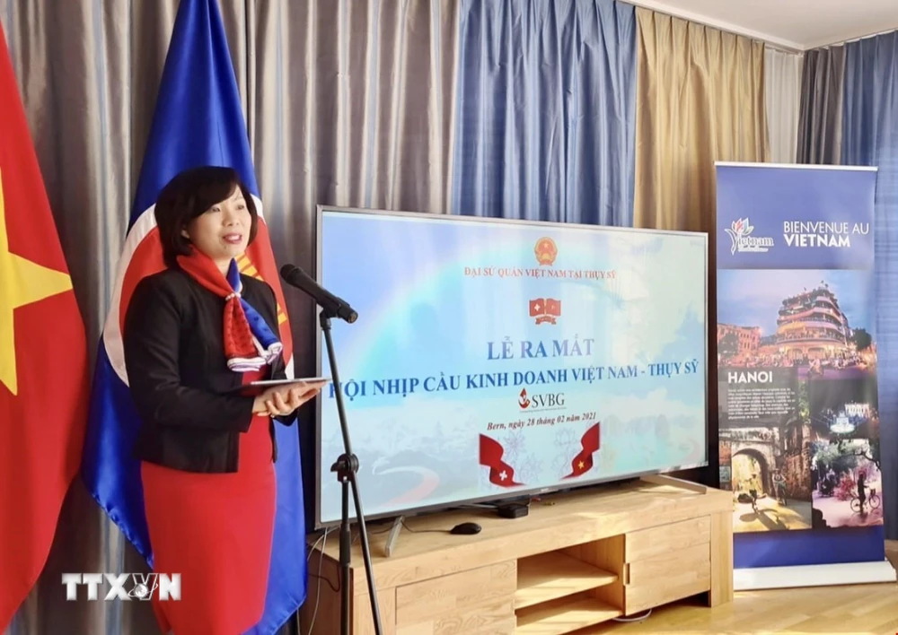 Đại sứ Lê Linh Lan phát biểu tại buổi Lễ ra mắt Hội nhịp cầu kinh doanh Việt Nam-Thụy Sĩ. Ảnh: (Tố Uyên/TTXVN)
