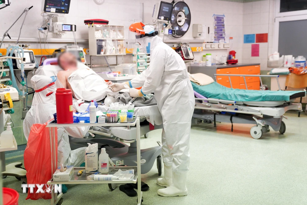 Nhân viên y tế điều trị cho bệnh nhân COVID-19 tại bệnh viện ở Vacsava, Ba Lan, ngày 1/3/2021. (Ảnh: PAP/TTXVN)