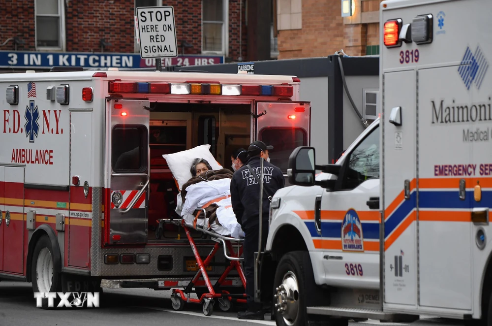 Nhân viên y tế chuyển bệnh nhân COVID-19 tới bệnh viện ở New York, Mỹ, ngày 4/1/2021. (Ảnh: AFP/TTXVN)