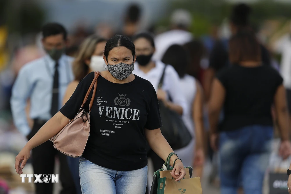 Một người phụ nữ Brazil đeo khẩu trang phòng lây nhiễm COVID-19 tại Brasilia, Brazil, ngày 16/12/2020. (Ảnh: THX/TTXVN)