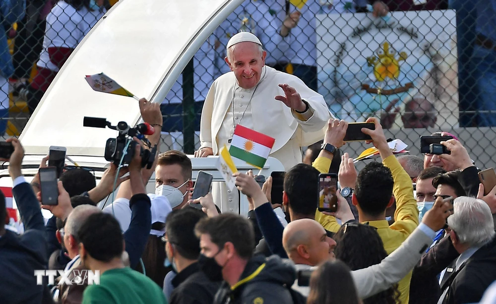 Giáo hoàng Francis vẫy chào người dân Iraq tại thành phố Arbil ngày 7/3/2021. (Ảnh: AFP/TTXVN)