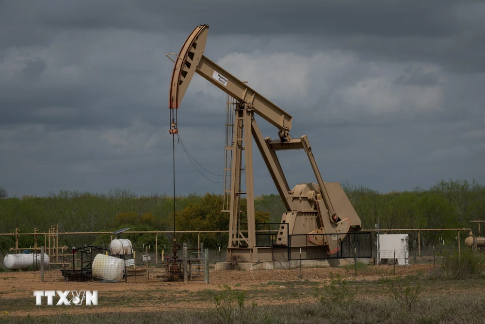  Một cơ sở khai thác dầu ở Cotulla, bang Texas (Mỹ). (Ảnh: AFP/TTXVN)