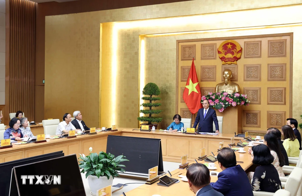 Thủ tướng Nguyễn Xuân Phúc gặp mặt các đại biểu, nhà hảo tâm đồng hành cùng Quỹ học bổng Vừ A Dính. (Ảnh: Thống Nhất/TTXVN)