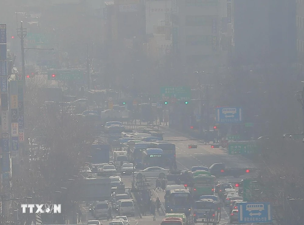 Bụi mù bao phủ bầu trời tại Seoul, Hàn Quốc, ngày 18/3/2021. (Ảnh: Yonhap/TTXVN)