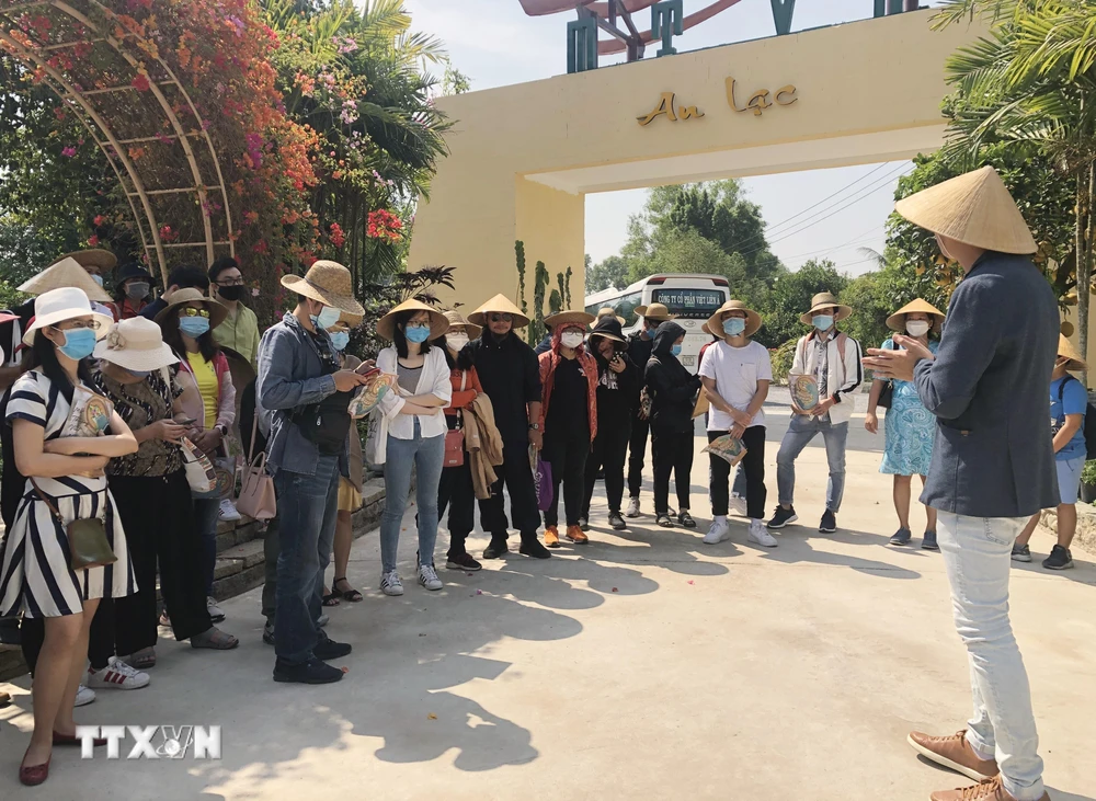 Du khách tham quan Khu du lịch Một thoáng Việt Nam tại huyện Củ Chi, Thành phố Hồ Chí Minh. (Ảnh: Mỹ Phương/TTXVN)