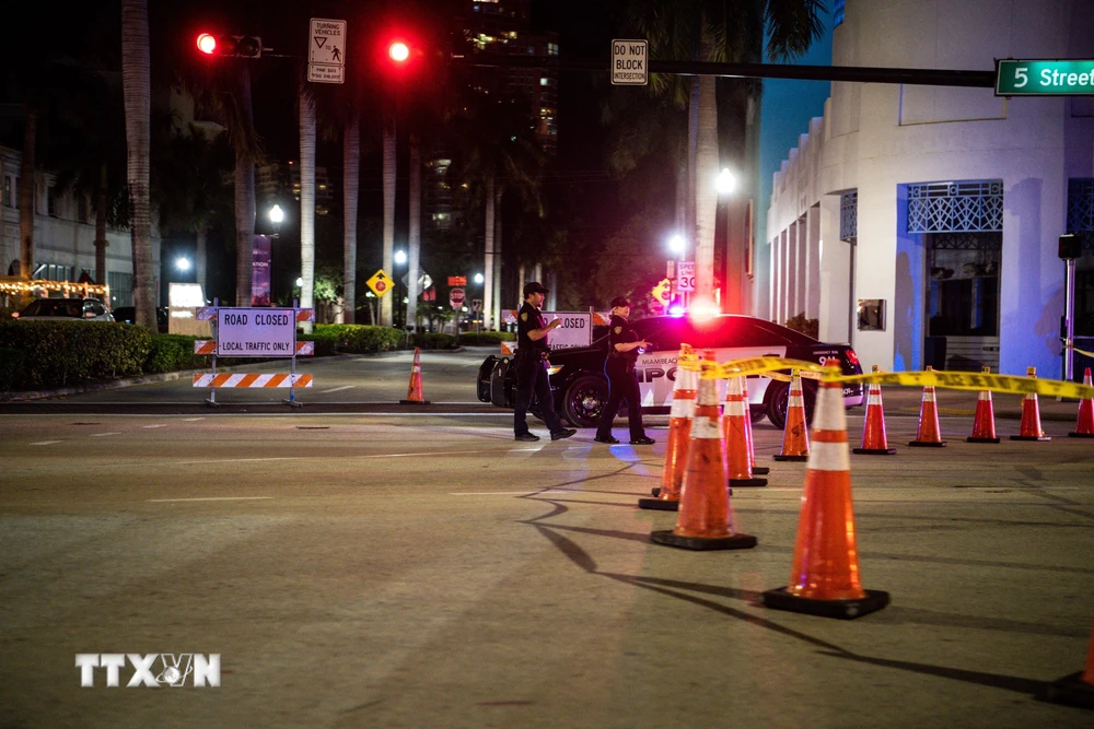 Cảnh sát phong tỏa một tuyến phố để phòng dịch COVID-19 tại Miami Beach, Mỹ, ngày 17/3/2021. (Ảnh: AFP/TTXVN)