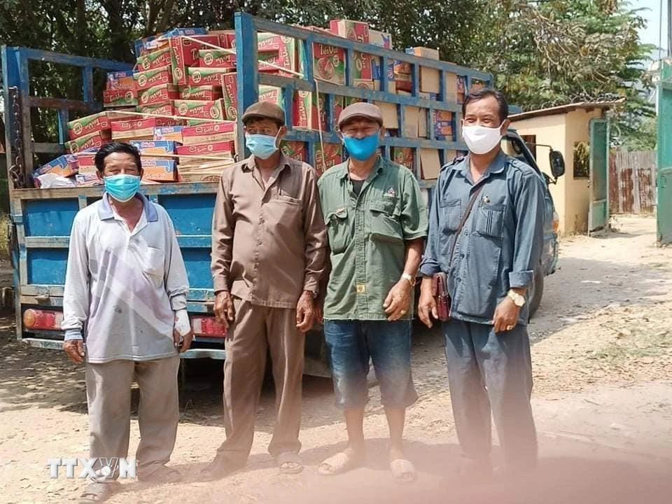 Vận chuyển mì gói cứu trợ bà con gốc Việt tại tỉnh Kandal. (Ảnh: Trần Long/TTXVN)